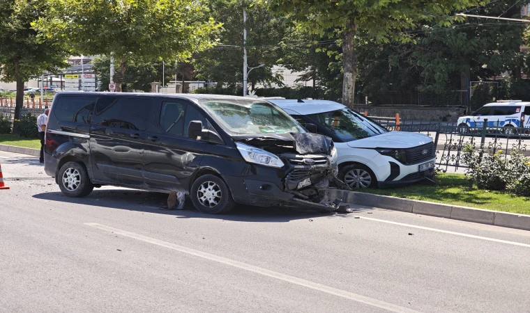 Malatya’da Üç Araç Birbirine Girdi: 3 Yaralı