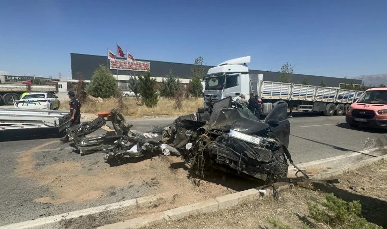Tıra Arkadan Çarpan Otomobil Hurdaya Döndü
