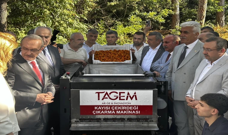 Malatya’da Kayısı Çekirdeği Çıkarma Makinesi Tanıtıldı