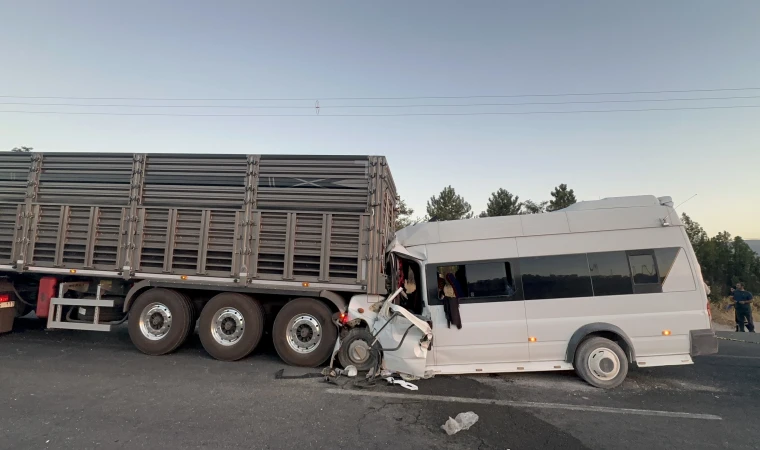 Malatya’da Minibüs Tırın Altına Girdi: 18 Yaralı