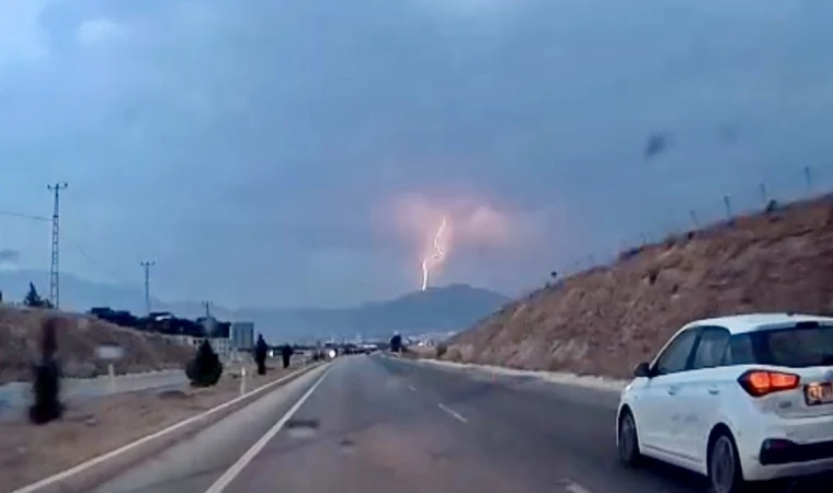 Malatya’da Yıldırımın Düştüğü An Kamerada!