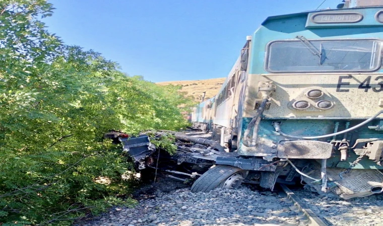 Malatya’da Yük Treni Kamyonu Silindir Gibi Ezdi!