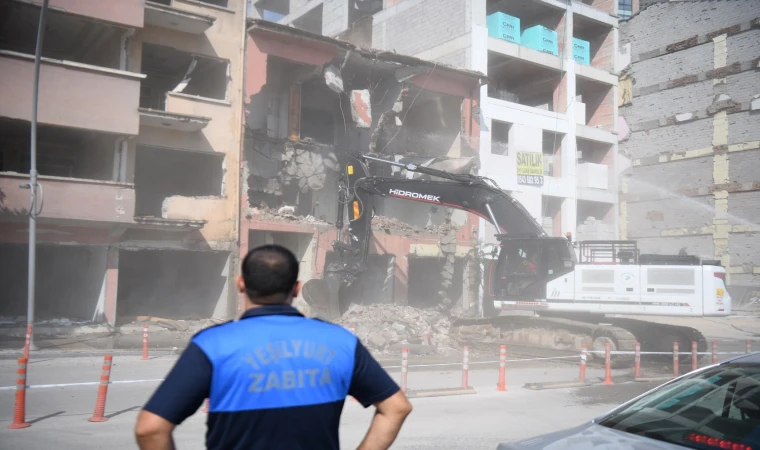 Yeşilyurt’ta Riskli Yapılarla Müdahale:Sürüyor