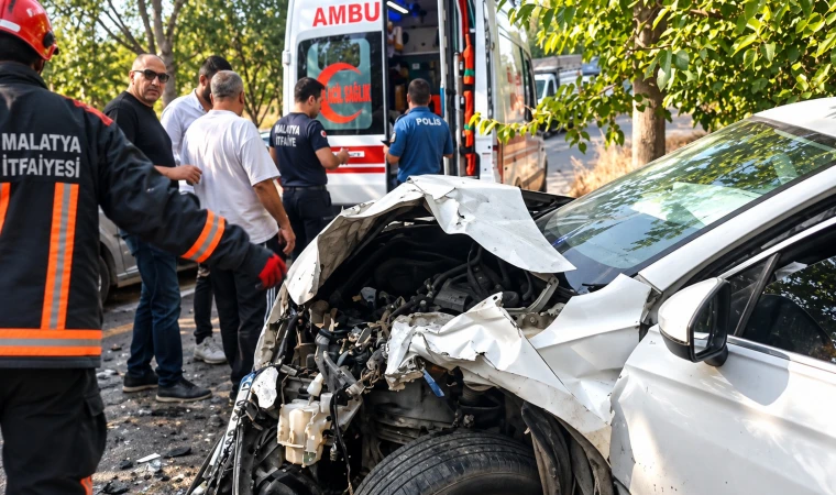 Malatya’da 2 Araç Birbirine Girdi: 2 Yaralı