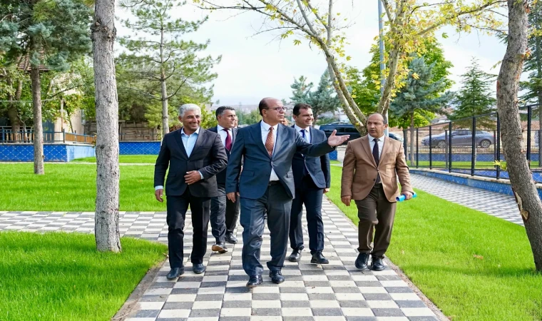 Yeşilyurt’ta Park Yenilme Çalışmaları Devam Ediyor