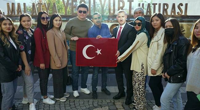 Çınar, Kazakistanlı Öğrencileri Ağırladı