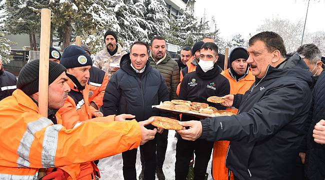 Başkan Gürkan'dan Sahadaki Personele Moral Ziyareti