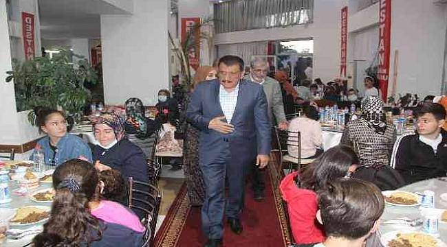 Malatya'da İftarda Yetim Ailelerin Yüzü Gülüyor
