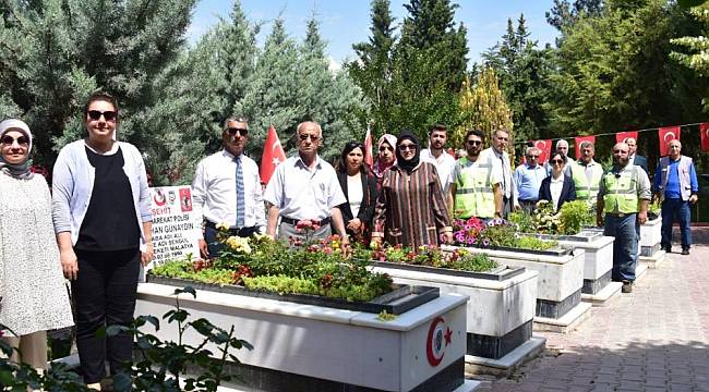 Şehitliğe Rengârenk Çiçek Ekimi 