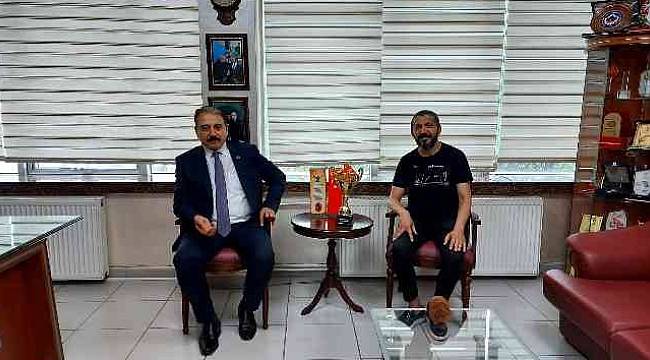 Başkan Keskin'den ‘Dünya Şampiyonuna' Plaket