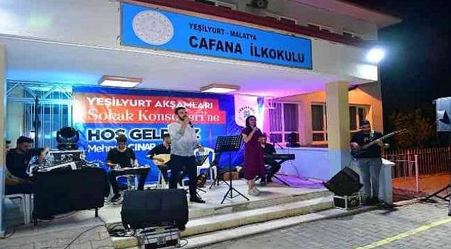 Yeşilyurt'ta Sokak Konserine Yoğun İlgi 