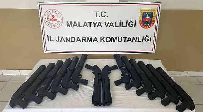 Malatya'da Bir Araçta 14 Pompalı Silah Ele Geçirildiği 