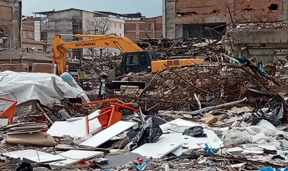 Malatya'da Enkaz Kaldırma Çalışmaları Devam Ediyor