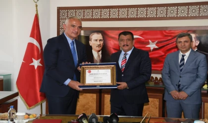 Malatya’da Bakan Ersoy’a Fahri Hemşehrilik Beratı