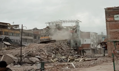 Malatya'da,Ağır Hasarlı Binaların Yıkımı Devam Ediyor