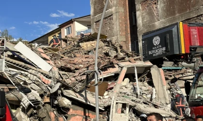 Malatya'da Ağır Hasarlı Binaların Yıkımı Hızla Devam Ediyor