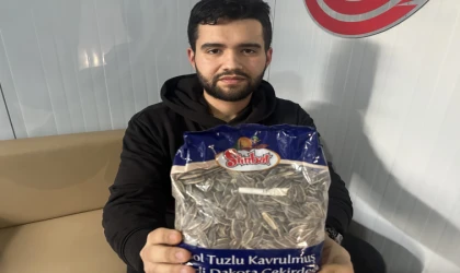 Markket'ten Çekirdek Aldı,İçinde Sigara İzmariti Çıktı!