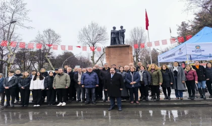 Malatya’da CHP Heyeti Atatürk Anıtına Çelenk Sundu