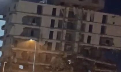 Malatya’da Ağır Hasarlı Binaların Yıkımı Devam Ediyor