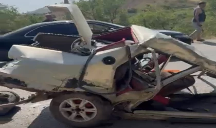 Malatya’da Direğe Çarpan Araç İkiye Bölündü