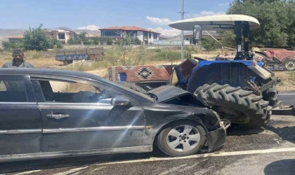 Malatya’da Otomobil İle Traktör Çarpıştı 2 Yaralı