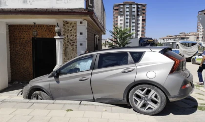 Malatya’da Direksiyon Hakimiyeyini Kaybeden Sürücü Eve Daldı