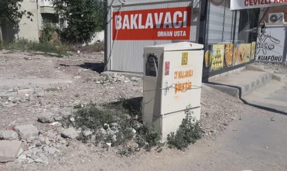 Malatya’da Fırat Aksa Elektirik Bir Panoyu Kaldırmaktan Aciz!