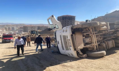 Malatya’da Kamyon Devrildi 1 Yaralı