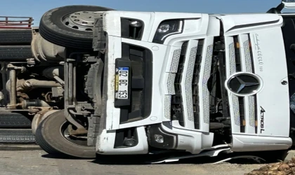 Malatya’da Pancar Yüklü Tır Devrildi