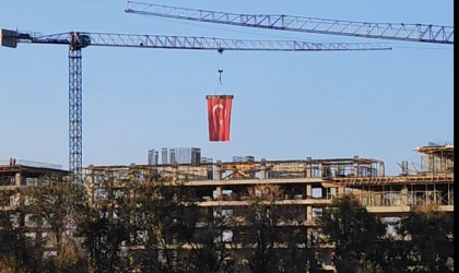 Malatya’da Vinç Operatöründen Anlamlı Türk Bayrağı Gösterisi