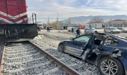 Malatya’da Hemzemin Geçitte Kaza: Tren Otomobile Çarptı
