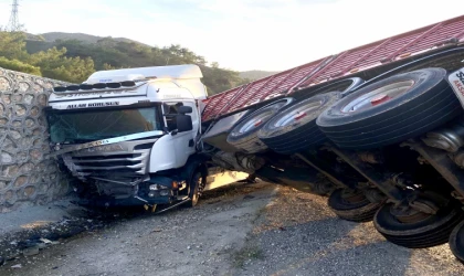 Malatya’da Tır Devrildi Bir Yaralı