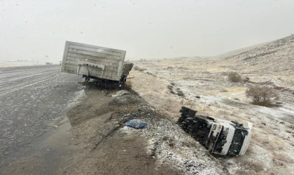 Malatya’da Tır Şarampole Devrildi: 1 Yaralı