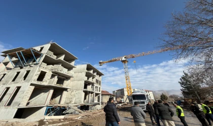 Malatya’da Maaşlarını Alamayan İnşaat İlçileri Kule Vinçe Çıktı