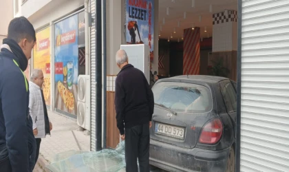 Malatya’da Otomobil Dönerci Dükkanına Daldı