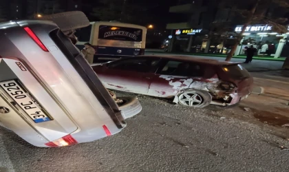 Malatya’da Park Halindeki Araca Çarpan Otomobil Ters Döndü: Sürücü Kaçtı!