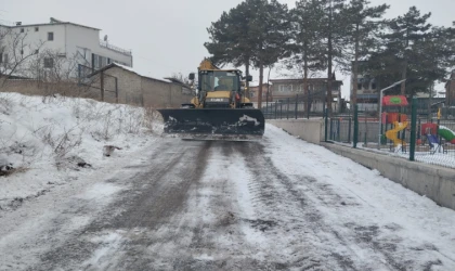 Battalgazi’de Okul ve Çevresinde Kar Temizliği