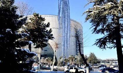 Malatya’da Buz Sarkıtları Tehlike Saçıyor