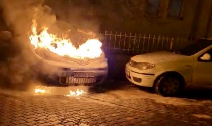 Malatya’da Parki Halinde Araç Alevlere Teslim Oldu