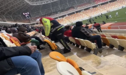 Malatya’da Tribünde Soğuk Havada Yürek Isıtan An