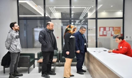 Yeşilyurt’ta Belediye Personelinden Kızılay’a Anlamlı Destek