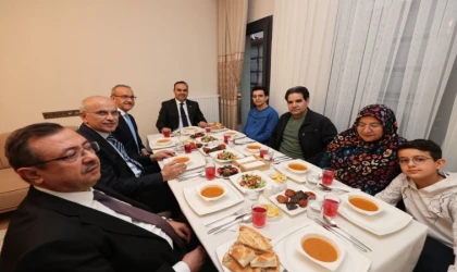 Bakan Kacır, Depremzede Ailenin İftar Sofrasına Misafir Oldu