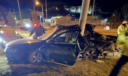 Malatya’da Otomobil Trambüs Direğine Çarptı 1 Yaralı