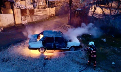 Malatya’da Park Halindeki Araç Yanarak Küle Döndü