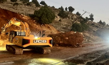 Malatya’da Toprak Kayması Yol Kapattı