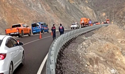 Malatya Erkenek’te Heyelan Yolu Kapattı