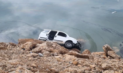 Malatya’da Bir Aracın Beylerderesi Göleti’ne Düşmesine Ramak Kaldı
