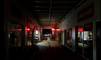 Malatya’da Geçici Ticaret Merkezi Karanlığa Gömüldü