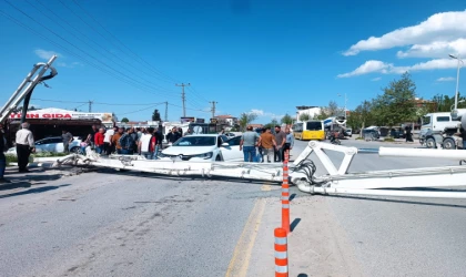 Malatya’da İnşaat Kazası: Beton Pompası Caddeye Devrildi