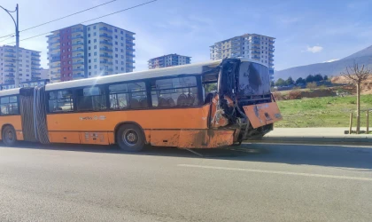 Malatya’da Kamyon Otobüse Çarptı: 20 Yaralı